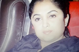 Deux filles chaudes tous les trous dans le sexe en groupe
