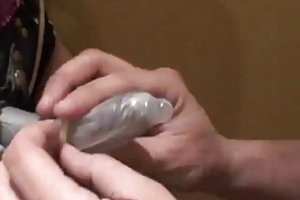 Les jeunes gens se précipitent lors d'un plancher de jeu