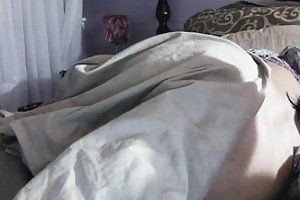 Donzelle dans robe obtient un orgasme sur le casting
