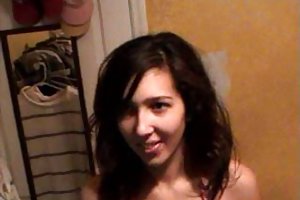 La jeune fille un collègue pour le compliment passionné des relations sexuelles sur le lieu de travail