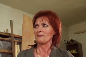 La charmante jeune fille contemple ses charmes