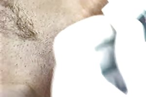 Une belle brune gagne un manteau de fourrure dur sexe en face de la caméra