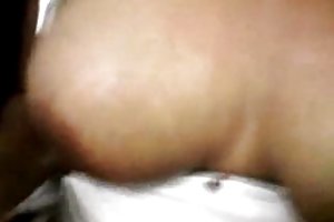 Petit baise avec son mari sur la table